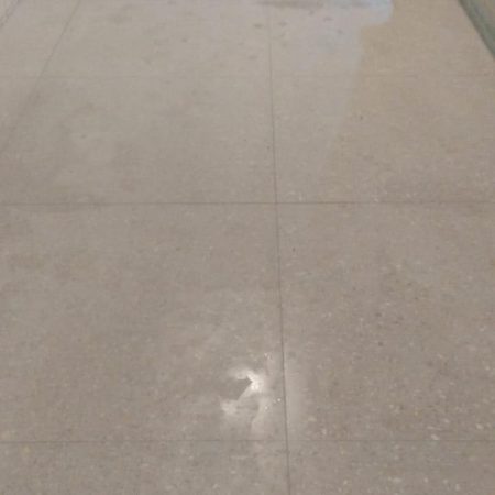 instalação-de-piso-porcenalado-de-90x90-em-área-de-lazer-1