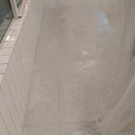 instalação-de-piso-porcenalado-de-90x90-em-área-de-lazer-2