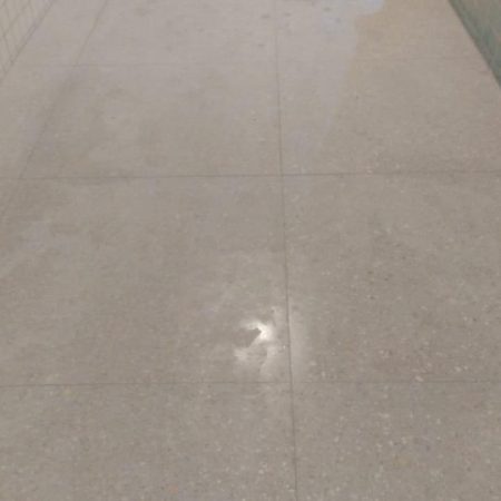 instalação-de-piso-porcenalado-de-90x90-em-área-de-lazer-4