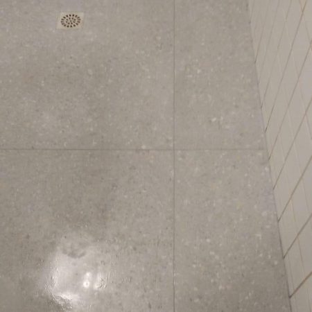 instalação-de-piso-porcenalado-de-90x90-em-área-de-lazer-5