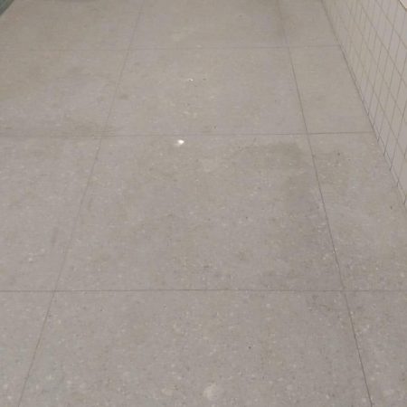 instalação-de-piso-porcenalado-de-90x90-em-área-de-lazer-6