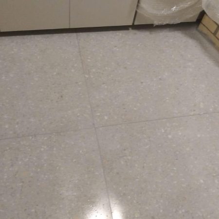 instalação-de-piso-porcenalado-de-90x90-em-área-de-lazer-7